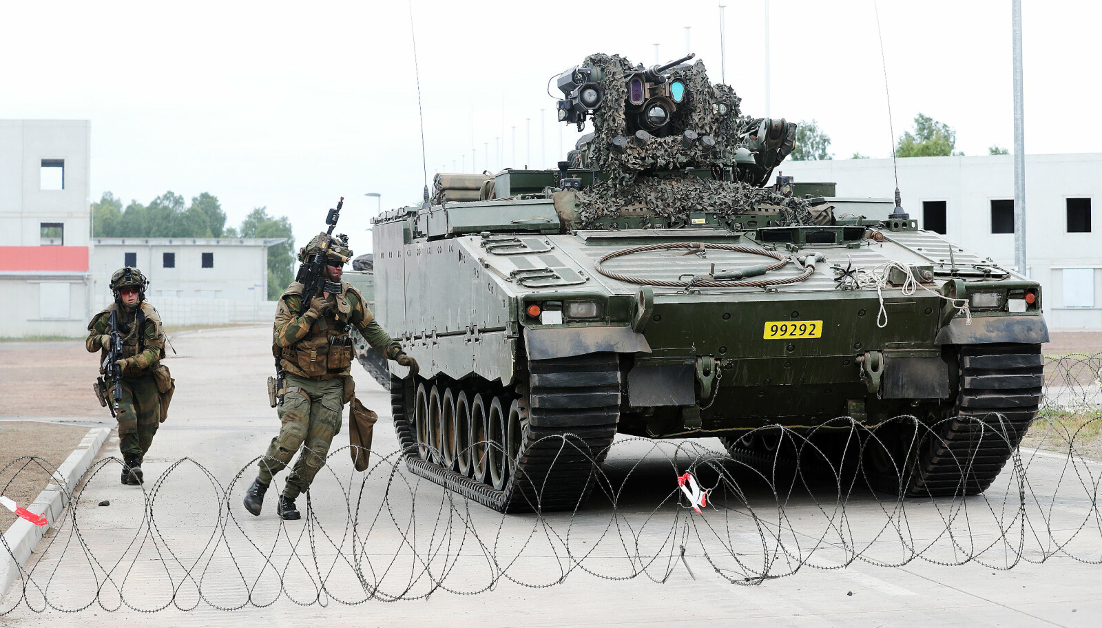 <b>ØVELSE:</b> Soldater fra Telemark bataljon foran en CV90 stingvogn under en øvelse i Altmark Training Area i Tyskland <b>ØVELSE:</b> Soldater fra Telemark bataljon foran en CV90 stingvogn under en øvelse i Altmark Training Area i Tyskland