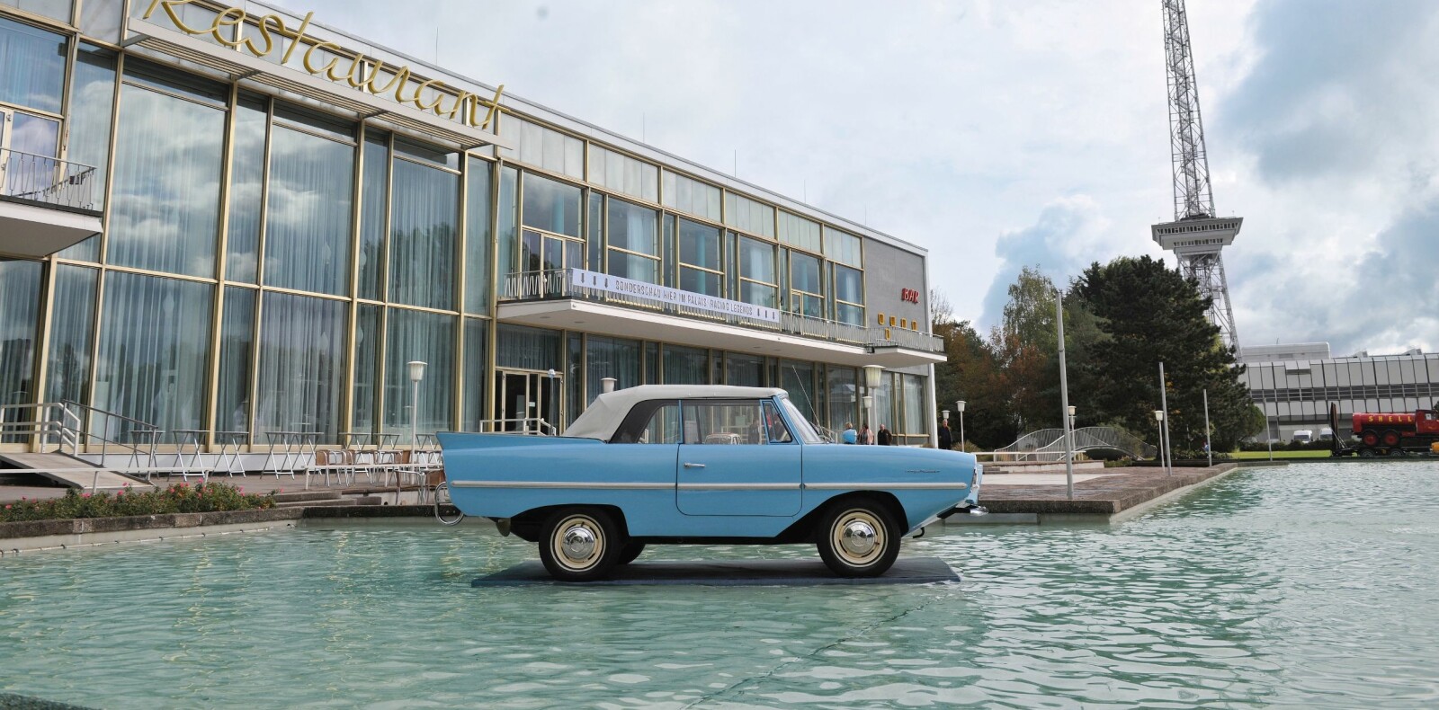 <b>RARITET:</b> Amphicar skulle være like god til vanns som til lands. <b>RARITET:</b> Amphicar skulle være like god til vanns som til lands.