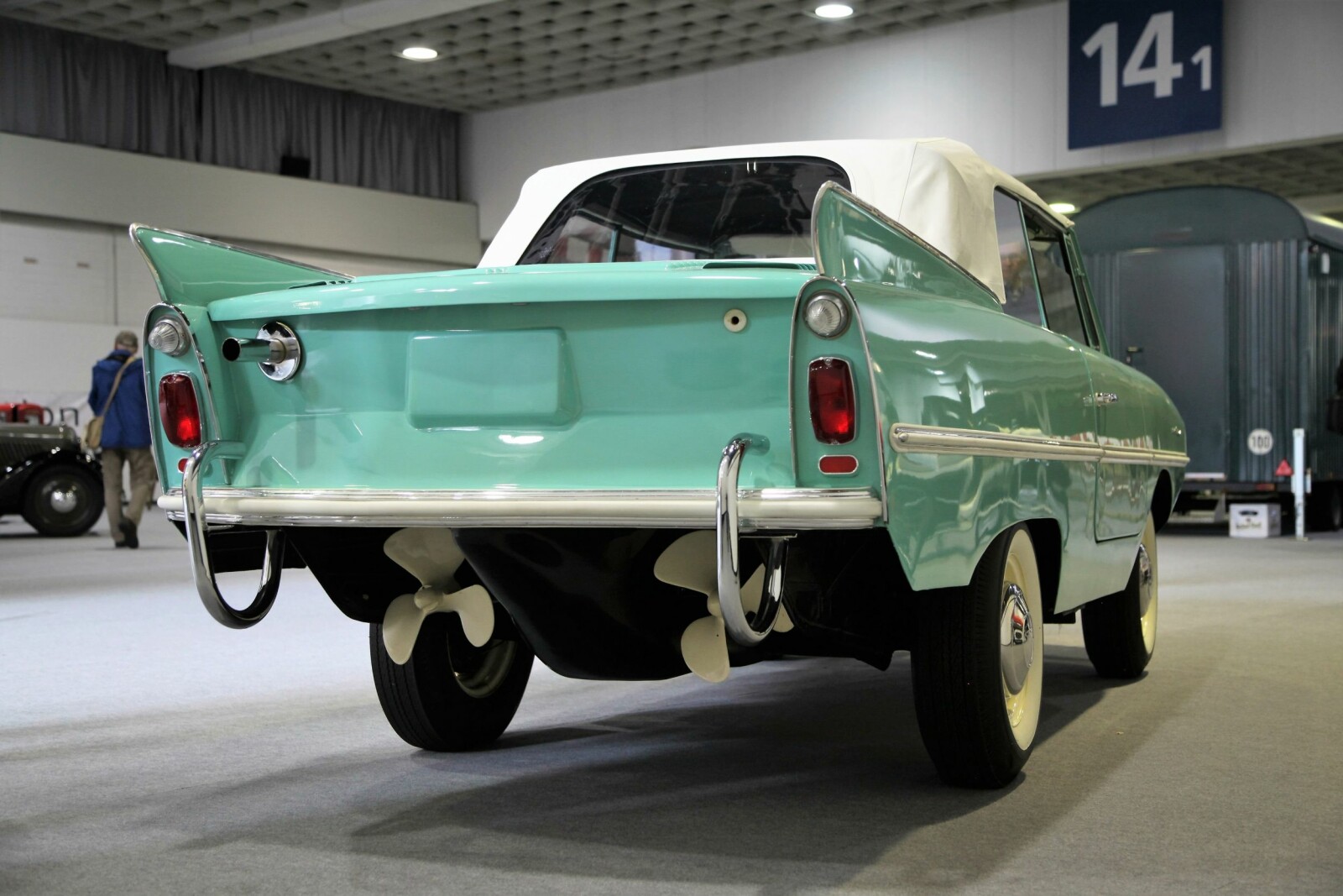 <b>AMFIBIEBIL:</b> Amphicar kunne gjøre syv knop i vannet og rundt 110 km/t på land. <b>AMFIBIEBIL:</b> Amphicar kunne gjøre syv knop i vannet og rundt 110 km/t på land.