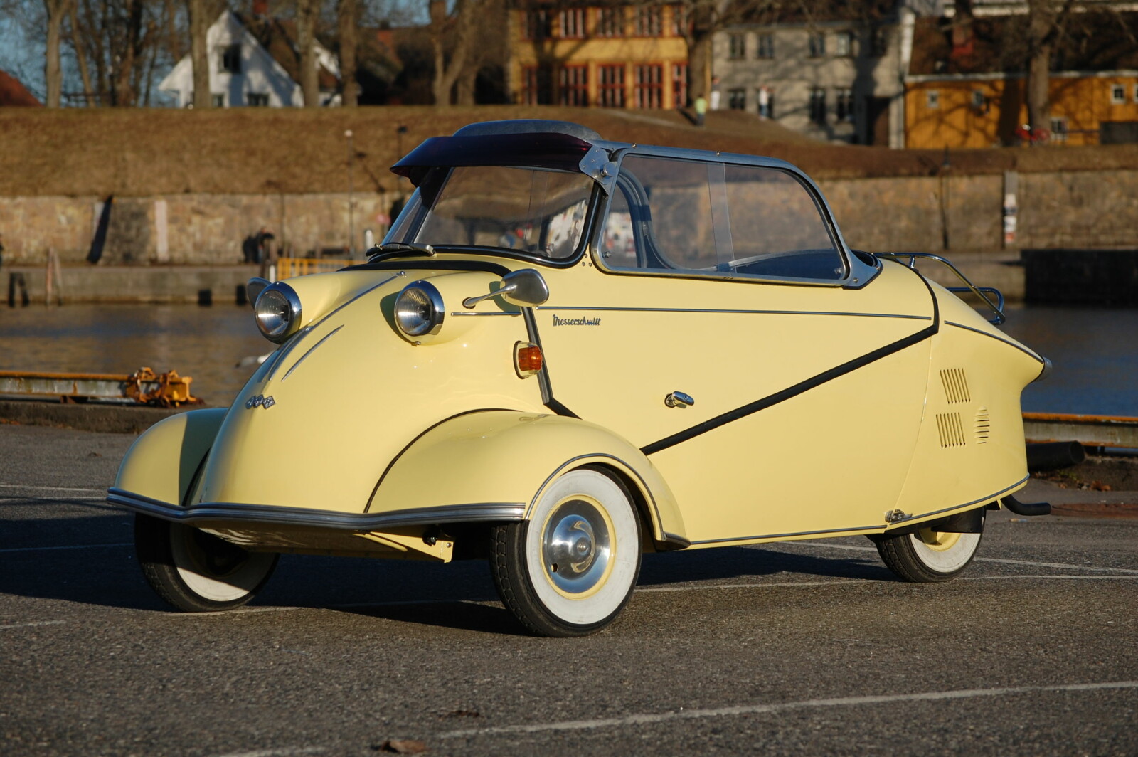 <b>KR 200:</b> Messerschmitt Kabinenroller. <b>KR 200:</b> Messerschmitt Kabinenroller.