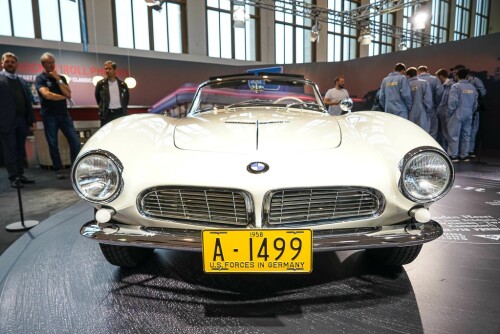 <b>THE KING'S CAR:</b> BMW 507 ble produsert for det amerikanske markedet, men kun 252 ble produsert før det ble stopp. Denne bilen har tilhørt selveste Elvis Presley som hadde bilen mens han tjenestegjorde i Bad Nauheim. Elvis tok med seg bilen til USA etter endt tjeneste. I 2014 ble den opprinnelig røde bilen funnet i et lagerhus nær San Francisco. Den ble fraktet til München der den ble satt i stand. <b>THE KING'S CAR:</b> BMW 507 ble produsert for det amerikanske markedet, men kun 252 ble produsert før det ble stopp. Denne bilen har tilhørt selveste Elvis Presley som hadde bilen mens han tjenestegjorde i Bad Nauheim. Elvis tok med seg bilen til USA etter endt tjeneste. I 2014 ble den opprinnelig røde bilen funnet i et lagerhus nær San Francisco. Den ble fraktet til München der den ble satt i stand.