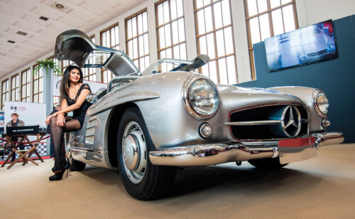 <b>LEKKERBISKEN:</b> Mercedes SL 300 med måkevingedører. Det var en toseter, som også ble produsert som åpen roadster. Da den ble introdusert i 1954 var det den raskeste serieproduserte bilen i verden. Bilen ble tatt ut av produksjon i 1963. <b>LEKKERBISKEN:</b> Mercedes SL 300 med måkevingedører. Det var en toseter, som også ble produsert som åpen roadster. Da den ble introdusert i 1954 var det den raskeste serieproduserte bilen i verden. Bilen ble tatt ut av produksjon i 1963.