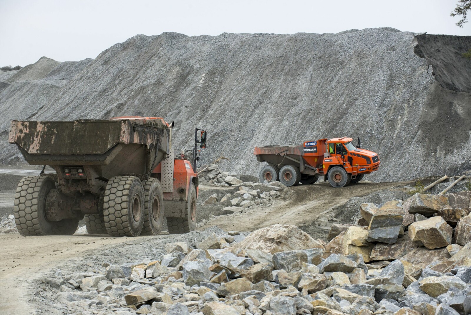 <b>FLYTTER FJELL:</b> På Deli Skog brukes steinmassene fra 20 kilometers tunnelboring til å planere et enormt industriområde. <b>FLYTTER FJELL:</b> På Deli Skog brukes steinmassene fra 20 kilometers tunnelboring til å planere et enormt industriområde.