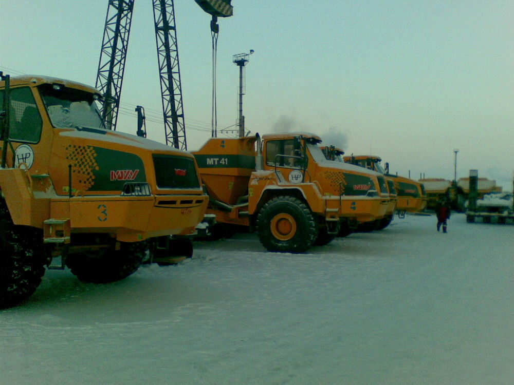 <b>SIBIR:</b> <br/>Moxy MT41 dumpere på en anleggsplass i Sibir. <br/>Til å begynne med ble oljefat med brennende diesel brukt som motorvarmere. <b>SIBIR:</b> <br/>Moxy MT41 dumpere på en anleggsplass i Sibir. <br/>Til å begynne med ble oljefat med brennende diesel brukt som motorvarmere.