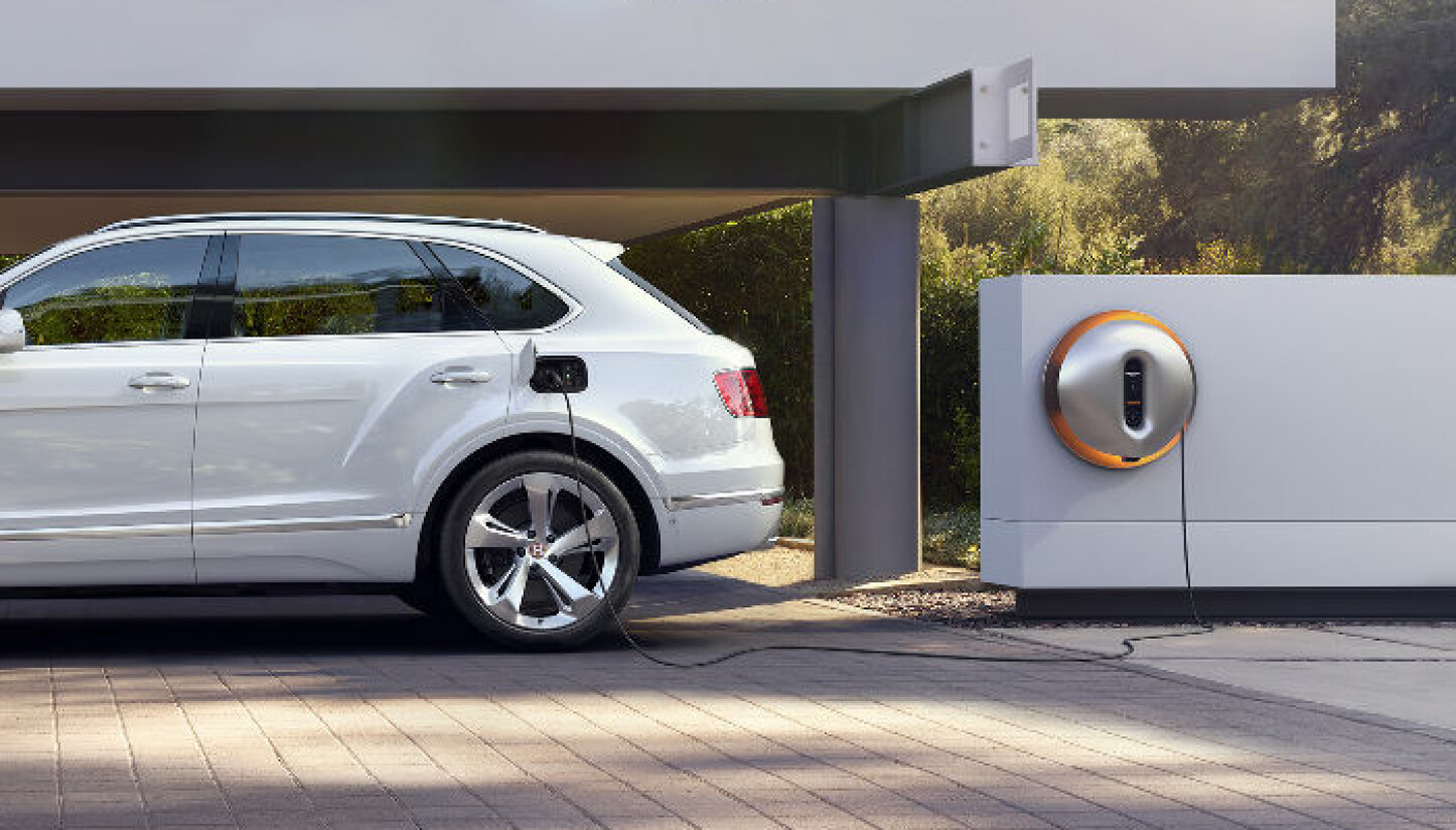 BENTLEY: Batteriet i Bentayga Hybrid kan fullades på 2,5 timer fra en eksklusiv Philippe Starck-designet vegglader. BENTLEY: Batteriet i Bentayga Hybrid kan fullades på 2,5 timer fra en eksklusiv Philippe Starck-designet vegglader.