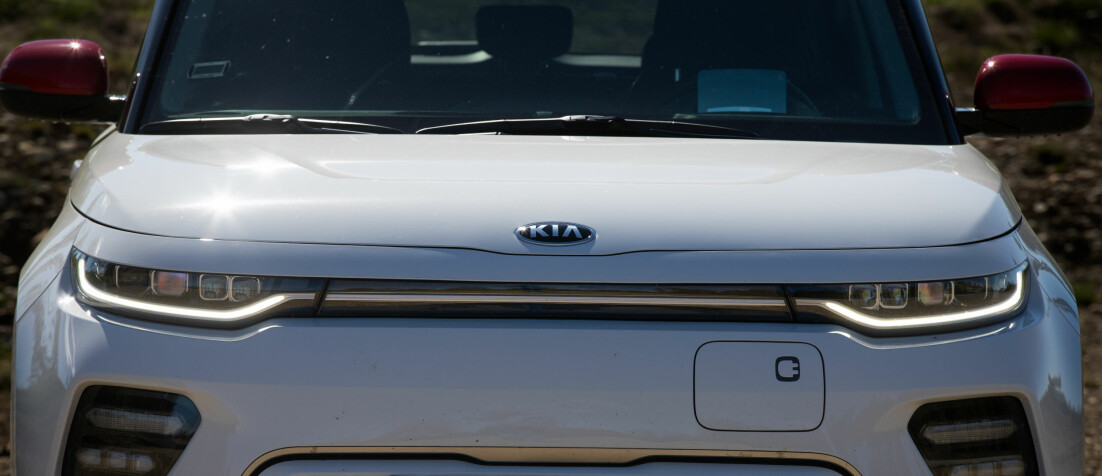 <b>ANNERLEDES:</b> Smal lysslisse i front gjør Kia e-Soul lett gjenkjennelig ute på veien. <b>ANNERLEDES:</b> Smal lysslisse i front gjør Kia e-Soul lett gjenkjennelig ute på veien.