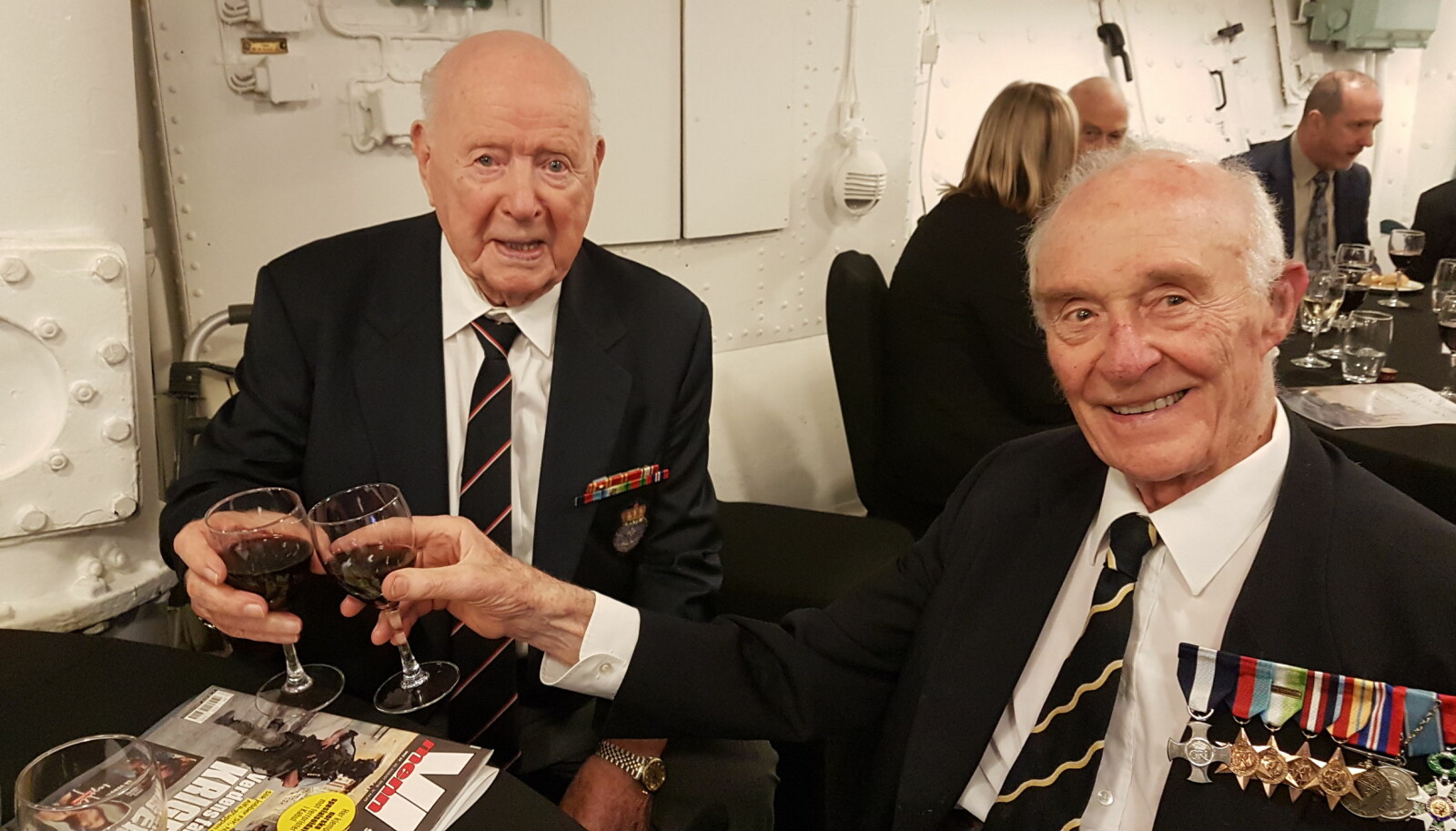 <b>KRIGSHELTER:</b> Saltvann og et unikt stykke krigshistorie er hva veteranene Trygve Hansen (t.v) og Tony Ditcham har til felles. <b>KRIGSHELTER:</b> Saltvann og et unikt stykke krigshistorie er hva veteranene Trygve Hansen (t.v) og Tony Ditcham har til felles.