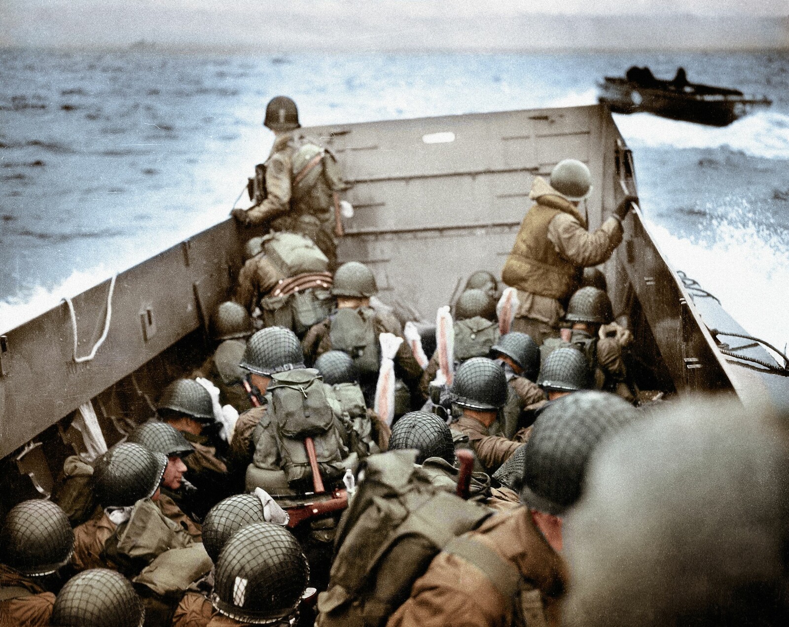 <b>OMAHA BEACH:</b> Et landgangsfartøy frakter soldater inn mot Omaha Beach på D-dagen. Landgangsoperasjonen krevde færre amerikanske soldatliv enn øvelsen tre måneder tidligere. <b>OMAHA BEACH:</b> Et landgangsfartøy frakter soldater inn mot Omaha Beach på D-dagen. Landgangsoperasjonen krevde færre amerikanske soldatliv enn øvelsen tre måneder tidligere.