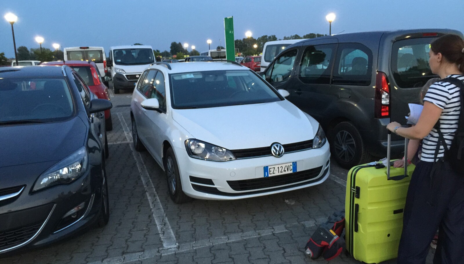 <b>TA MED BAGASJE:</b> Når du parkerer bilen din, bør du ikke la bagasjen ligge igjen i bilen. Det er en magnet på tyver. Må du legge igjen noe, så sørg for at ikke noe er synlig og at du står parkert på et folksomt sted. <b>TA MED BAGASJE:</b> Når du parkerer bilen din, bør du ikke la bagasjen ligge igjen i bilen. Det er en magnet på tyver. Må du legge igjen noe, så sørg for at ikke noe er synlig og at du står parkert på et folksomt sted.
