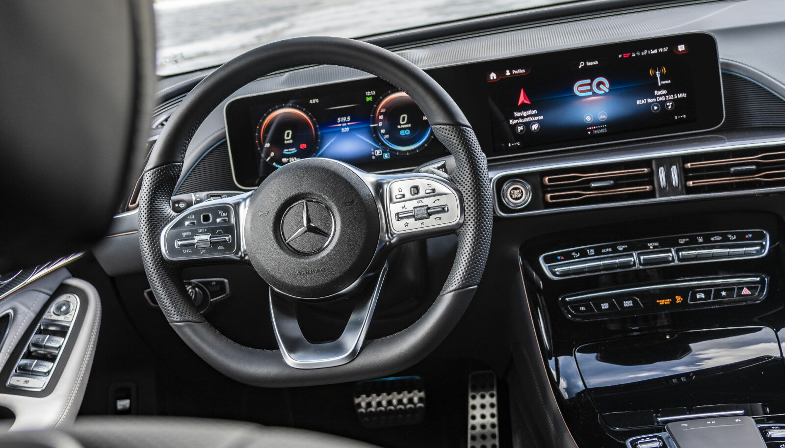 ELEGANT: På skjermen skal elbiler kjennes. I Mercedes-Benz EQC er det breddeformat som gjelder. ELEGANT: På skjermen skal elbiler kjennes. I Mercedes-Benz EQC er det breddeformat som gjelder.