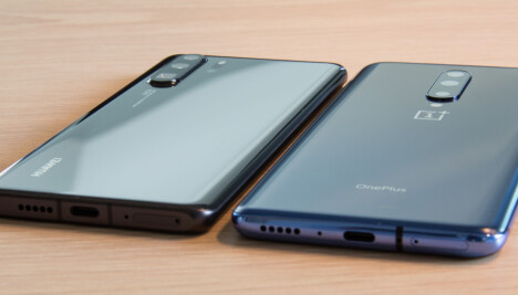 TO LIKE: Det blir vanskeligere og vanskeligere å skille den ene toppmobilen fra den ander. Her ligger OnePlus 7 Pro til høyre og Huawei P30 Pro til venstre. TO LIKE: Det blir vanskeligere og vanskeligere å skille den ene toppmobilen fra den ander. Her ligger OnePlus 7 Pro til høyre og Huawei P30 Pro til venstre.