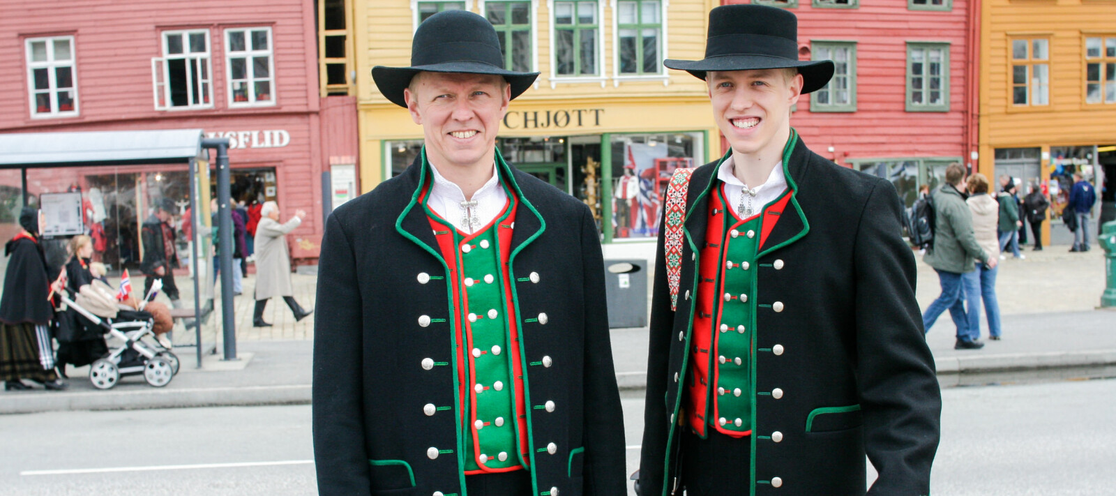 <b>MENN I BUNAD: </b>Menn i bunad er flott, men man må kle seg korrekt <b>MENN I BUNAD: </b>Menn i bunad er flott, men man må kle seg korrekt