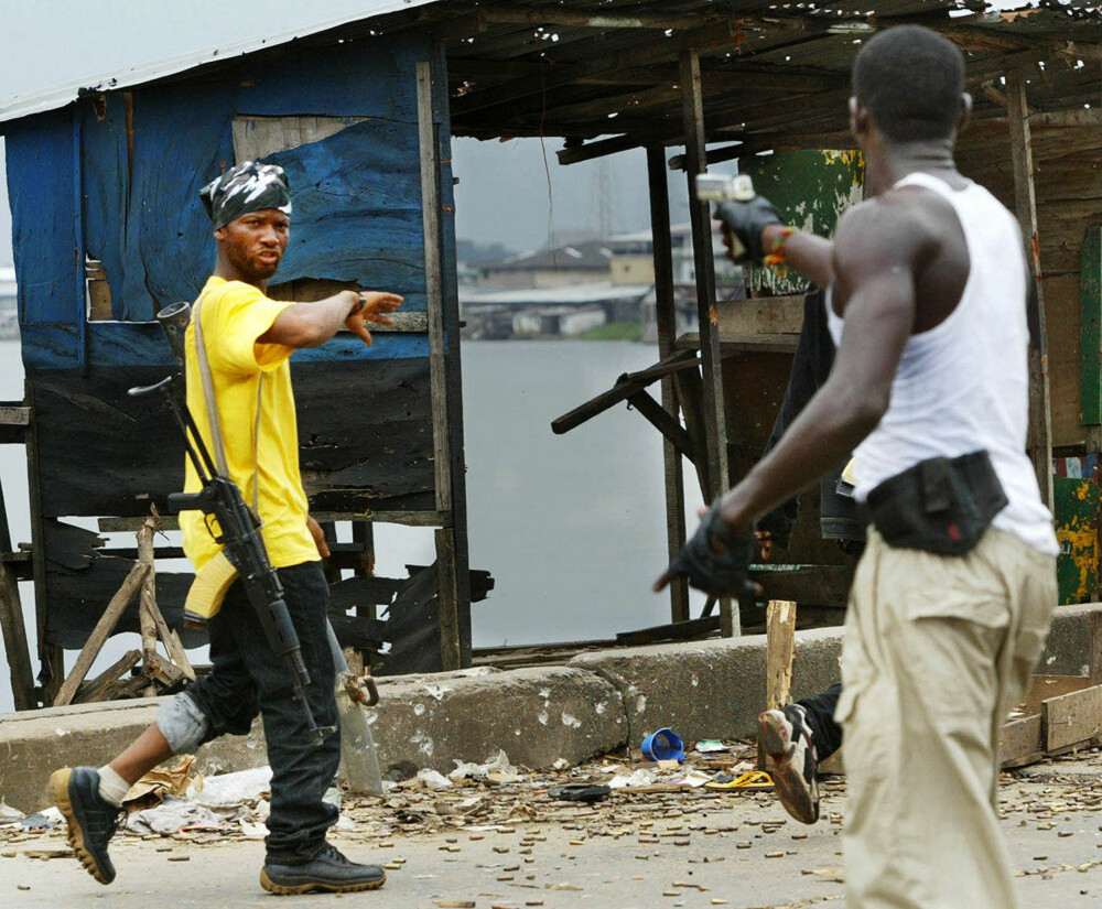 Убитые темнокожие. Негры стреляют в друг друга. Нигеры с оружием.
