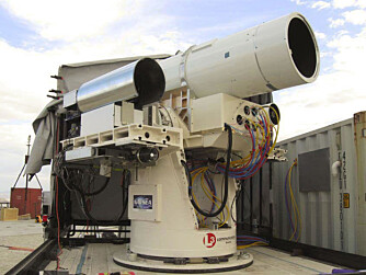 LASERKANON: Laser Weapon System, eller bare LaWS, er en laserkanon som treffer med lysets hastighet, og er sterk nok til å tilintetgjøre flygende trusler til en brøkdel av prisen til konvensjonelle våpen. LASERKANON: Laser Weapon System, eller bare LaWS, er en laserkanon som treffer med lysets hastighet, og er sterk nok til å tilintetgjøre flygende trusler til en brøkdel av prisen til konvensjonelle våpen.