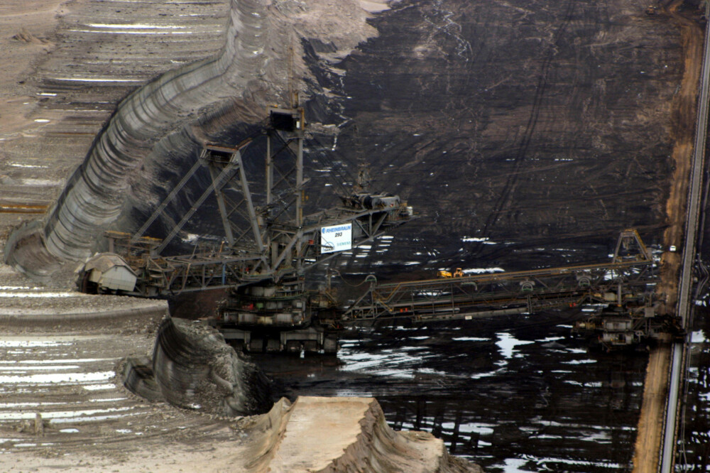 KJEMPESTOREBROR: Bagger 293 på jobb i en kullgruve i Tyskland. KJEMPESTOREBROR: Bagger 293 på jobb i en kullgruve i Tyskland.