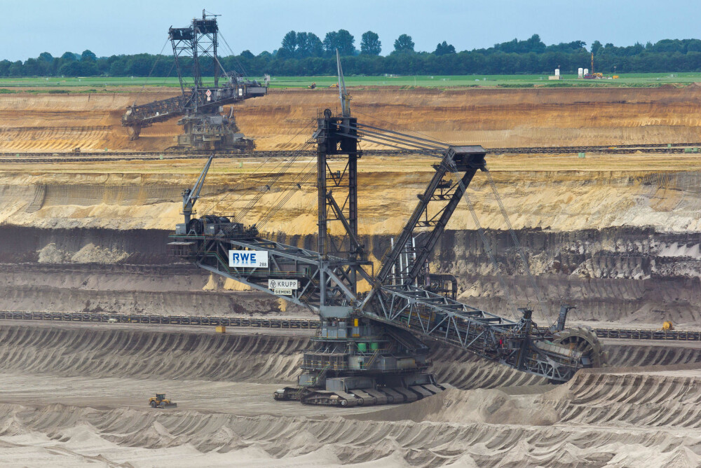 SVÆRINGER: Bagger 288 og Bagger 258 i Garzweiler Tagebau-overflategruven. SVÆRINGER: Bagger 288 og Bagger 258 i Garzweiler Tagebau-overflategruven.