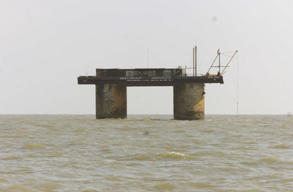SEALAND: En tidligere forsvarsinstallasjonen utenfor kysten av Storbritannia ble på 60-tallet gjort om til fyrstedømmet, Sealand. De er ikke anerkjent av andre nasjoner, men har vunnet mot britiske myndigheter i retten. SEALAND: En tidligere forsvarsinstallasjonen utenfor kysten av Storbritannia ble på 60-tallet gjort om til fyrstedømmet, Sealand. De er ikke anerkjent av andre nasjoner, men har vunnet mot britiske myndigheter i retten.