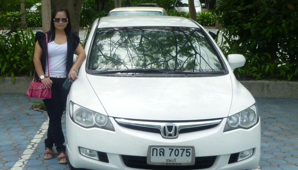 FIKK PENGER TIL BIL: Khemike poserer sammen med bilen hun kjøpte for pengene til Terry. De to skulle starte et nytt liv sammen i Thailand. Terry fant igjen bildet på en av de mange datingprofilene til kvinnen. FIKK PENGER TIL BIL: Khemike poserer sammen med bilen hun kjøpte for pengene til Terry. De to skulle starte et nytt liv sammen i Thailand. Terry fant igjen bildet på en av de mange datingprofilene til kvinnen.