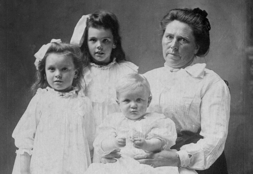 NORSK SERIEMORDER: Belle Gunness sammen med barna sine Lucy Sorensen, Myrtle Sorensen og Philip Gunness i 1904. Alle barna døde i en husbrann, men det er ikke klart om kroppen til en kvinne som ble funnet etter brannen, var Belles ... NORSK SERIEMORDER: Belle Gunness sammen med barna sine Lucy Sorensen, Myrtle Sorensen og Philip Gunness i 1904. Alle barna døde i en husbrann, men det er ikke klart om kroppen til en kvinne som ble funnet etter brannen, var Belles ...
