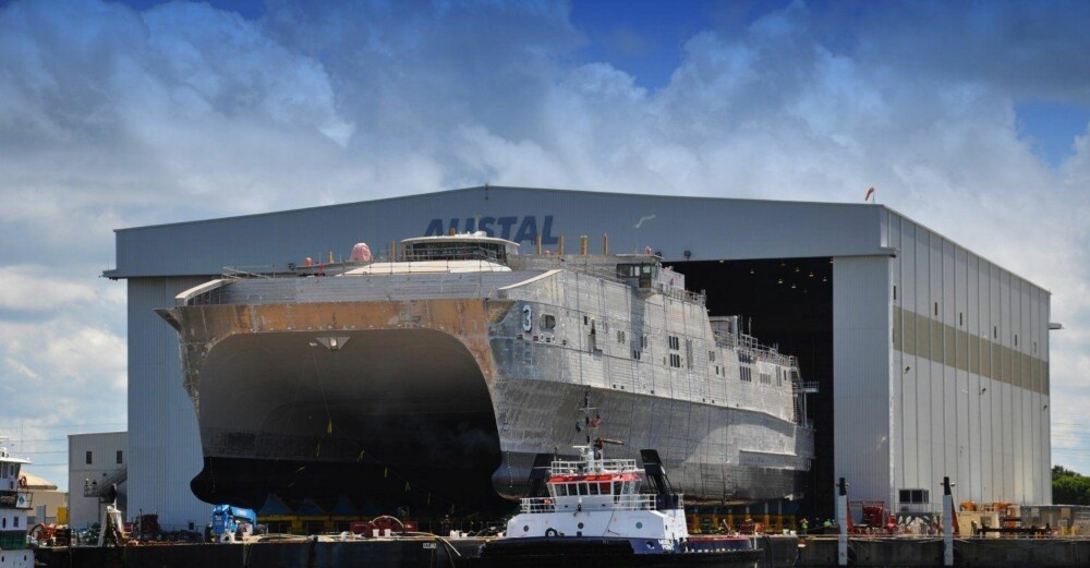 KRIGSSKIP: USNS Millinocket (JHSV-3) på vei ut av verftet 4. juni 2013. Det hurtiggående kipet skal utstyres med USAs nye superkanon. KRIGSSKIP: USNS Millinocket (JHSV-3) på vei ut av verftet 4. juni 2013. Det hurtiggående kipet skal utstyres med USAs nye superkanon.
