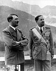 GJEST: Adolf Hitler underholdt ofte gjester på Berghof. Her er det den italienske luftmarskalken Italo Balbo som besøker Hitler i 1938. GJEST: Adolf Hitler underholdt ofte gjester på Berghof. Her er det den italienske luftmarskalken Italo Balbo som besøker Hitler i 1938.
