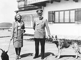 FRUEN I HUSET: Adolf Hitlers venninne Eva Braun var ifølge Elisabeth Kahlammer den virkelige sjefen på Berghof. Her er Braun og Hitler sammen deres hunder på landstedet. FRUEN I HUSET: Adolf Hitlers venninne Eva Braun var ifølge Elisabeth Kahlammer den virkelige sjefen på Berghof. Her er Braun og Hitler sammen deres hunder på landstedet.