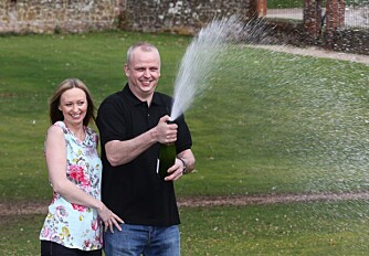 LOTTO: Om du ikke klarer å følge noen av disse økonomiske rådene kan du alltid krysse fingrene for at lottokupongen skal gå inn. Her er det den britiske lotto-millionæren Neil Trotter som spretter champagnen etter å ha vunnet over én milliard norske kroner. LOTTO: Om du ikke klarer å følge noen av disse økonomiske rådene kan du alltid krysse fingrene for at lottokupongen skal gå inn. Her er det den britiske lotto-millionæren Neil Trotter som spretter champagnen etter å ha vunnet over én milliard norske kroner.