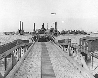 ILANDSSTIGNING: Et bilde tatt fra selve Mulberryhavnen utenfor Omaha Beach viser detaljene i konstruksjonen. ILANDSSTIGNING: Et bilde tatt fra selve Mulberryhavnen utenfor Omaha Beach viser detaljene i konstruksjonen.