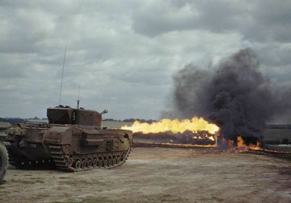 REKKEVIDDE:Flammekaster-tanksen Churchill Crocodile viser sin fryktinngytende rekkevidde. REKKEVIDDE:Flammekaster-tanksen Churchill Crocodile viser sin fryktinngytende rekkevidde.