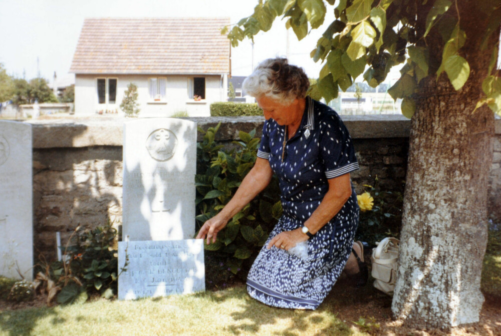 Den tidligere kona til Den Brotheridge besøker graven hans i Frankrike. Den tidligere kona til Den Brotheridge besøker graven hans i Frankrike.