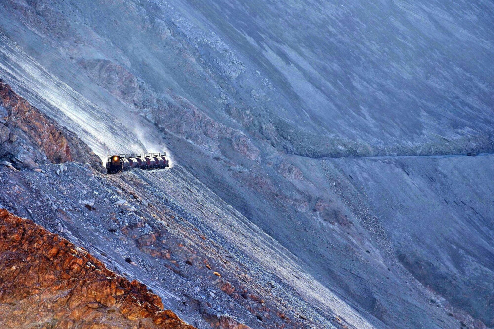 SPEKTAKULÆRT: Et Ferronor-tog med vogner fylt med svovel er på vei fra raffeneriet i Potrerillos til Llanta og Diego de Almagro i Chile. Bildet er fra den mest spektakulære delen av banen. SPEKTAKULÆRT: Et Ferronor-tog med vogner fylt med svovel er på vei fra raffeneriet i Potrerillos til Llanta og Diego de Almagro i Chile. Bildet er fra den mest spektakulære delen av banen.