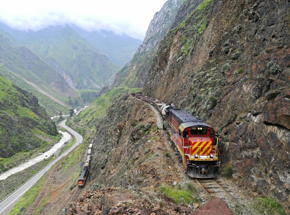 TRIPPELLINJE: To tog slanger seg sammen gjennom fjellet nær Matucana i Peru. En tredje bane kan skimtes nederst til venstre i bildet. TRIPPELLINJE: To tog slanger seg sammen gjennom fjellet nær Matucana i Peru. En tredje bane kan skimtes nederst til venstre i bildet.