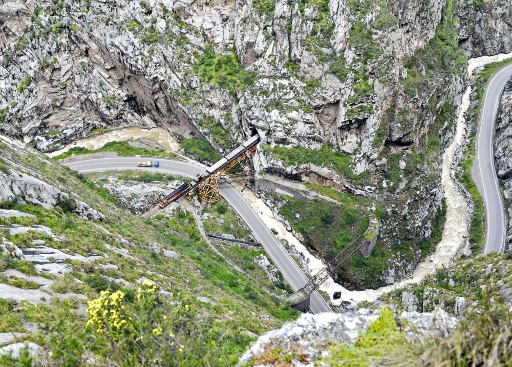 ET SKUE: Den berømte jernbanelinjen Puente Infiernillo sett ovenfra, nær San Mateo i Peru. ET SKUE: Den berømte jernbanelinjen Puente Infiernillo sett ovenfra, nær San Mateo i Peru.