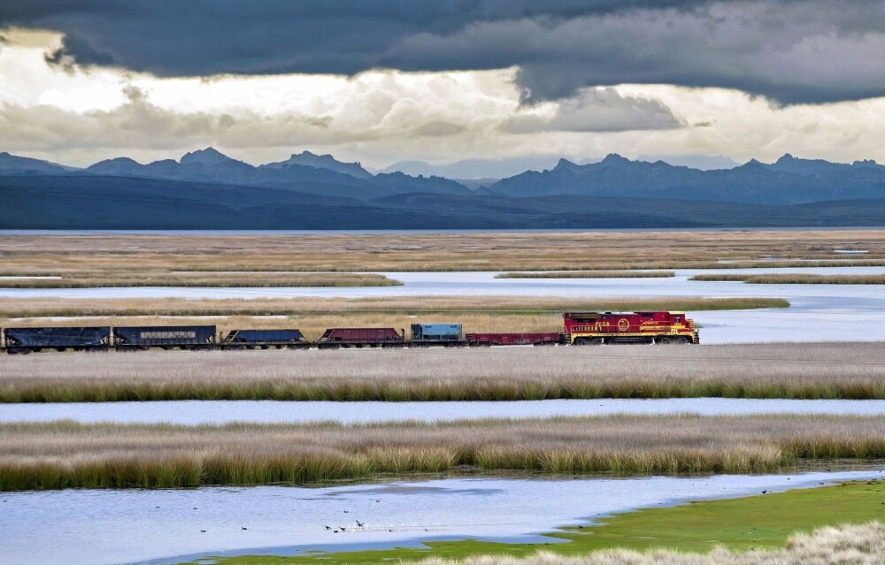 VAKRE OMGIVELSER: Ikke alle vakre jernbanestrekninger er farlige. Her passerer toget laguner nær Chinchaycoch-sjøen i Ferrocarril Central Andino i Peru. Endestasjonen er kobbergruvene i Cerro de Pasco. VAKRE OMGIVELSER: Ikke alle vakre jernbanestrekninger er farlige. Her passerer toget laguner nær Chinchaycoch-sjøen i Ferrocarril Central Andino i Peru. Endestasjonen er kobbergruvene i Cerro de Pasco.