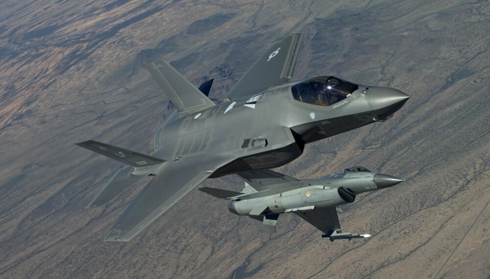 4. OG 5. GENERASJON: Dagens F-16 (i bakgrunnen) regnes som 4. generasjon jagerfly, mens F-35 er 5. generasjon. F-35 forventes å være i full produksjon fra 2019, utviklingen av flyet ble påbegynt i 1997. 4. OG 5. GENERASJON: Dagens F-16 (i bakgrunnen) regnes som 4. generasjon jagerfly, mens F-35 er 5. generasjon. F-35 forventes å være i full produksjon fra 2019, utviklingen av flyet ble påbegynt i 1997.
