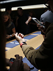 Journalister og andre inviterte tar en nærmere titt på Apple Watch og de nye telefonene iPhone 6 og iPhone 6 Plus etter pressekonferansen. Journalister og andre inviterte tar en nærmere titt på Apple Watch og de nye telefonene iPhone 6 og iPhone 6 Plus etter pressekonferansen.