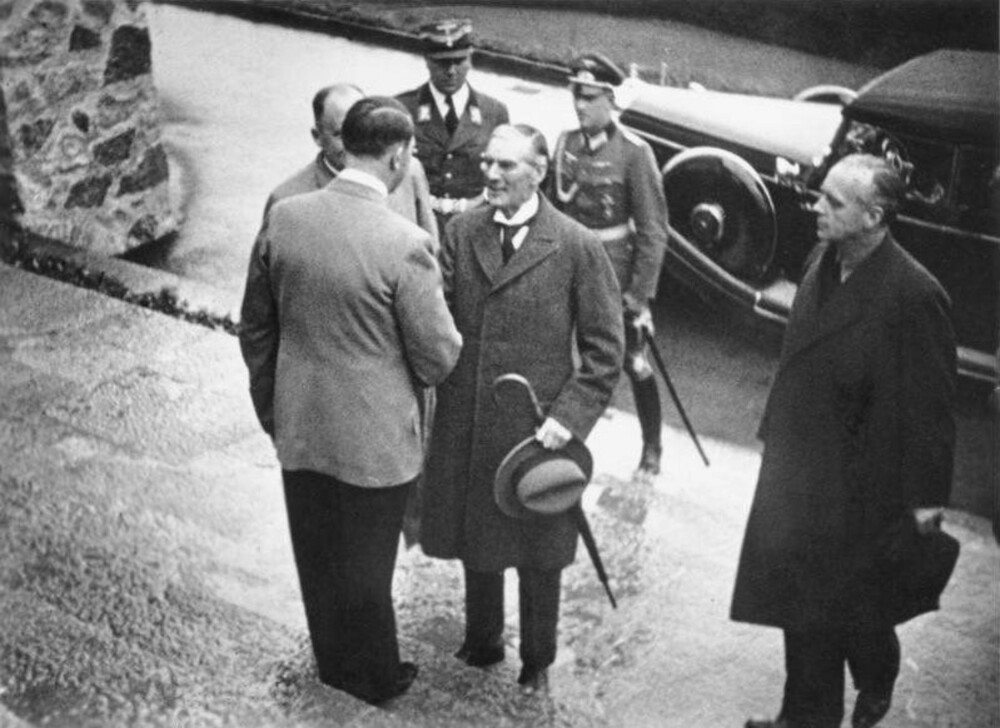 Hitler og Chamberlain ved Berghof. Hitler og Chamberlain ved Berghof.