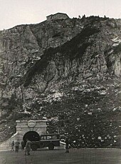 Bilde fra 1945, som viser inngangen til gangtunnelen, med selve bygget på toppen. Bilde fra 1945, som viser inngangen til gangtunnelen, med selve bygget på toppen.