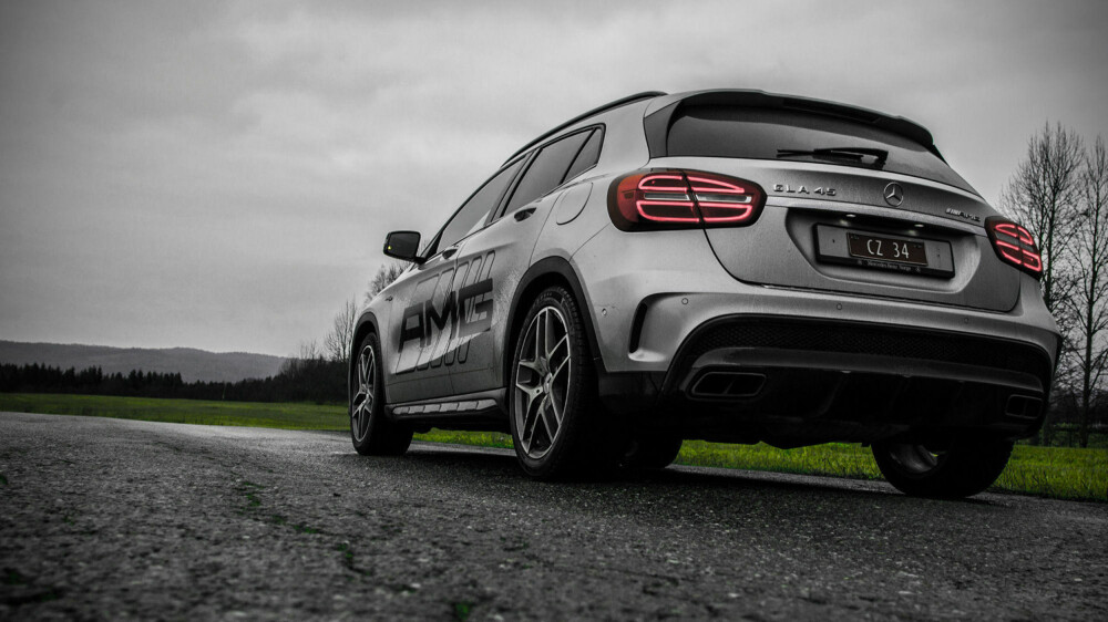 FLERSIDIG: GLA45 AMG er litt A-klasse, litt SUV, litt crossover, mye sportsbil, mye galskap - og utrolig morsom. FLERSIDIG: GLA45 AMG er litt A-klasse, litt SUV, litt crossover, mye sportsbil, mye galskap - og utrolig morsom.