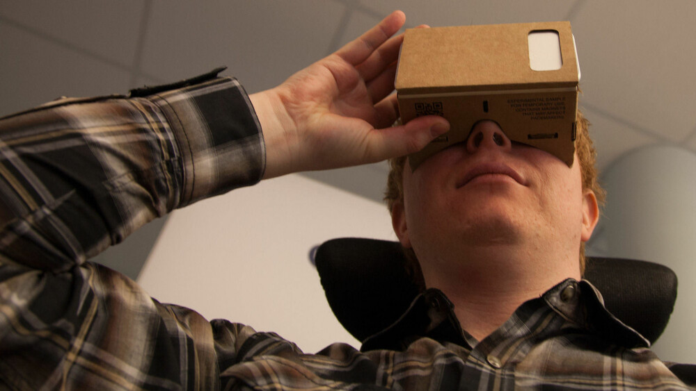 Billigutgaven av VR kan du nå oppleve med Google Cardboard - eller VR-briller til mange tusen kroner som snart vil flomme ut på markedet. Billigutgaven av VR kan du nå oppleve med Google Cardboard - eller VR-briller til mange tusen kroner som snart vil flomme ut på markedet.