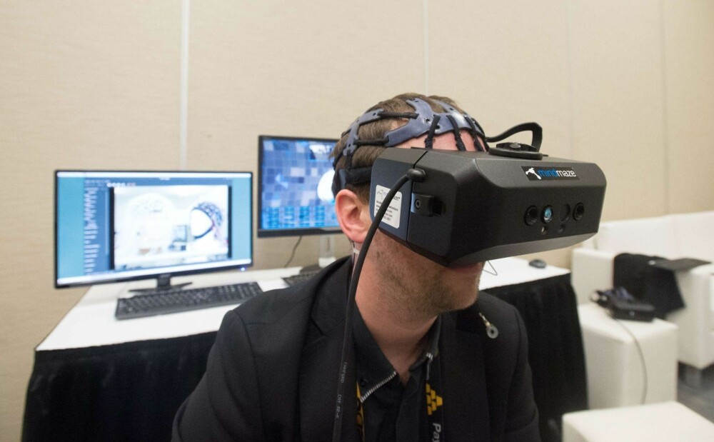 VIRTUELL VIRKELIGHET: Utvikleren Nicolas Bourdaud demonsterer VR på en spillmesse. Men VR har bruksområder langt utenfor spillverdenen... VIRTUELL VIRKELIGHET: Utvikleren Nicolas Bourdaud demonsterer VR på en spillmesse. Men VR har bruksområder langt utenfor spillverdenen...