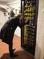 Arve Paalsrud gjør den lille endringen i serverskapet i kjelleren som må til. Arve Paalsrud gjør den lille endringen i serverskapet i kjelleren som må til.