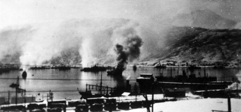 Tyske skip i flammer i havnen, Narvik. Tyske skip i flammer i havnen, Narvik.