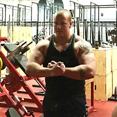 KNUT ARNE RISHOLM trener og spiser seg sterkere og større. KNUT ARNE RISHOLM trener og spiser seg sterkere og større.