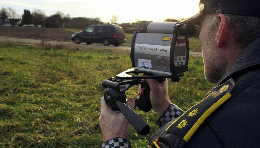 Gjennom kontrollvirksomheten sin tar politiet svært mange som bruker mobiltelefonen mens de kjører bil. Siden 2008 har det blitt nesten 200.000 forelegg for dette. Gjennom kontrollvirksomheten sin tar politiet svært mange som bruker mobiltelefonen mens de kjører bil. Siden 2008 har det blitt nesten 200.000 forelegg for dette.