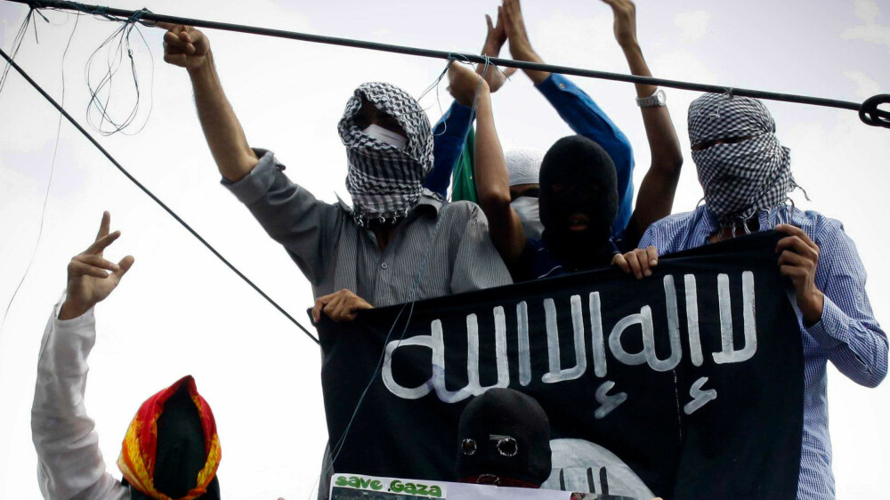IS-sympatisører holder opp en IS-plakat i protest mot Israels militæroperasjoner i Gaza. IS-sympatisører holder opp en IS-plakat i protest mot Israels militæroperasjoner i Gaza.