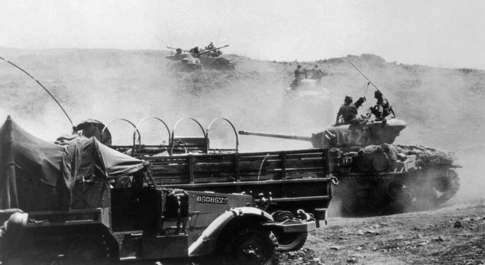 Seksdagerskrigen. Syriske styrker i kamp mot israelske styrker. Krigen endte med at Israel tok kontroll over gazastripen, vestbanken, Sinai-halvøya og Golanhøyden (sistnevnte fra Syria). Seksdagerskrigen. Syriske styrker i kamp mot israelske styrker. Krigen endte med at Israel tok kontroll over gazastripen, vestbanken, Sinai-halvøya og Golanhøyden (sistnevnte fra Syria).