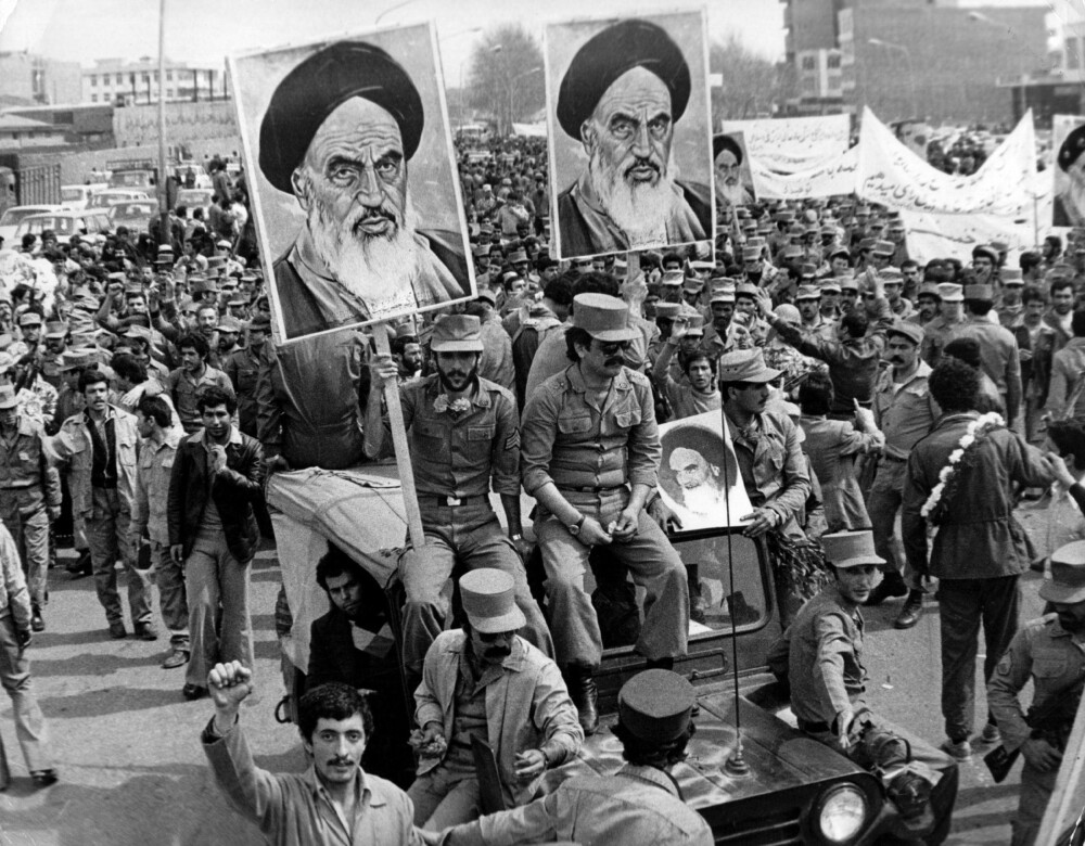 Ayatollah (Ruhollah) Khomeini var shiamuslim som tok makten ved kupp i Iran i 1979. For mange regnes han som en forgjenger i sin harde religiøse populistiske framtreden for dagens IS, og hvordan de bruker religion som PR-våpen. Ayatollah (Ruhollah) Khomeini var shiamuslim som tok makten ved kupp i Iran i 1979. For mange regnes han som en forgjenger i sin harde religiøse populistiske framtreden for dagens IS, og hvordan de bruker religion som PR-våpen.