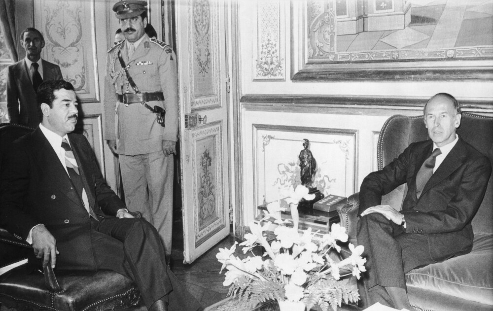 Saddam Hussein på offisielt besøk i Frankrike i 1975. Her møter han den franske presidenten Valery Giscard D'Estaing. Saddam Hussein på offisielt besøk i Frankrike i 1975. Her møter han den franske presidenten Valery Giscard D'Estaing.