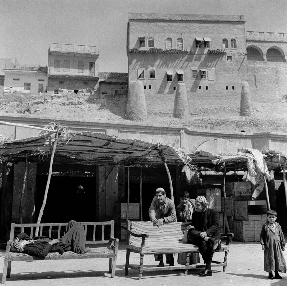 En gruppe kurdiske menn i den kurdiske byen Erbil, en by som regnes som den eldste bebodde byen i verden. Byen er i dag hovedstaden i irakisk Kurdistan. En gruppe kurdiske menn i den kurdiske byen Erbil, en by som regnes som den eldste bebodde byen i verden. Byen er i dag hovedstaden i irakisk Kurdistan.